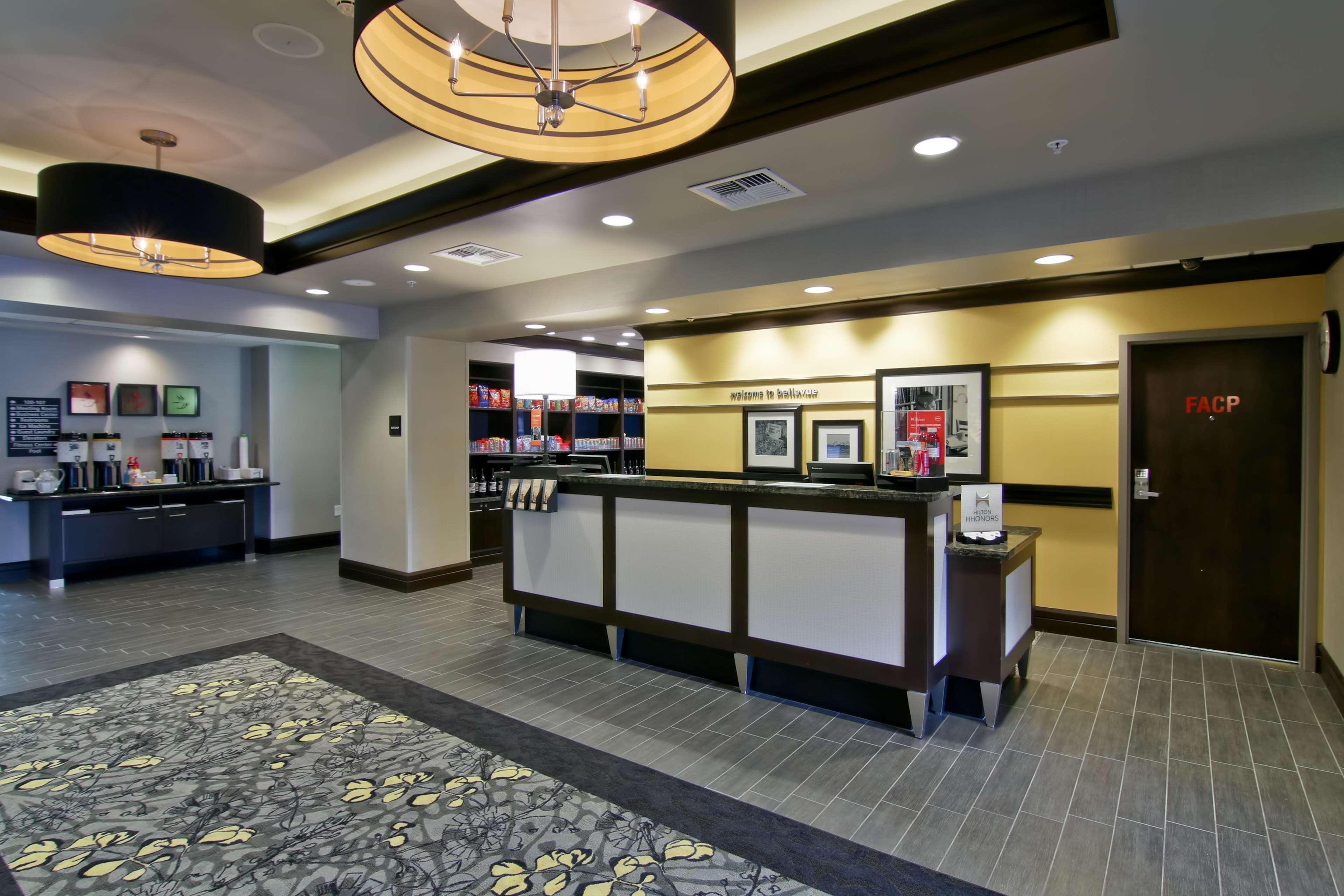 Hampton Inn & Suites Bellevue Downtown/Seattle Exterior foto